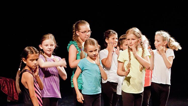 Die Pestalozzischuel stellte ein kurzes Tanzstück unter dem Titel "Von den Glasmenschen und dem inneren Licht."Foto: Jochen Berger