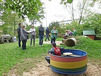 Unter die Lupe nahmen Mitglieder der Dorfgemeinschaft Untermerzbach den Spielplatz in Untermerzbach, an den ein Generationenspielplatz angegliedert werden soll.  Fotos: privat