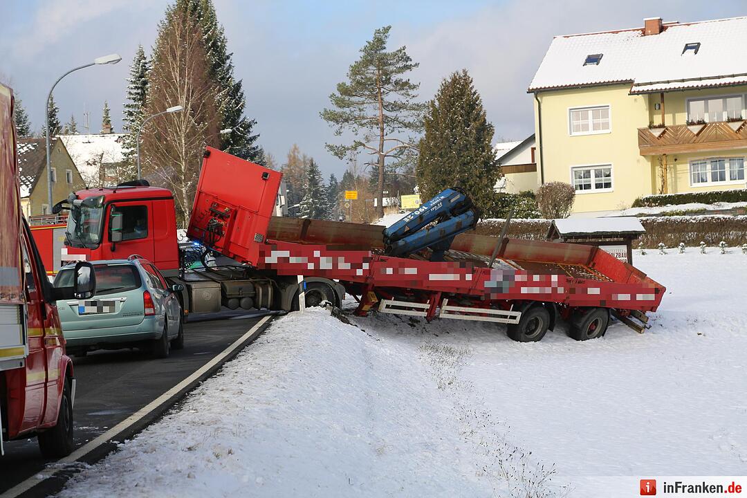 Lkw rutscht in Böschung