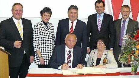 Ehrenbürger und Altbürgermeister Heinz Burges (sitzend) mit seiner Ehefrau Ingrid Burges und den offiziellen Gästen beim Eintrag ins Goldene Buch der Gemeinde Untersteinach. Foto: kpw