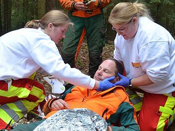 Schwerer Unfall bei der Waldarbeit - bei einer Übung nahe Krumbach kümmern sich Laura Reblitz (links) und Katharina Höfner vom ASB um den "Verletzten" Frank Stölzel. Fotos: Rainer Lutz