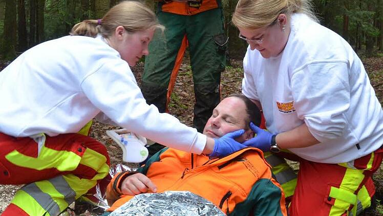 Schwerer Unfall bei der Waldarbeit - bei einer Übung nahe Krumbach kümmern sich Laura Reblitz (links) und Katharina Höfner vom ASB um den "Verletzten" Frank Stölzel. Fotos: Rainer Lutz