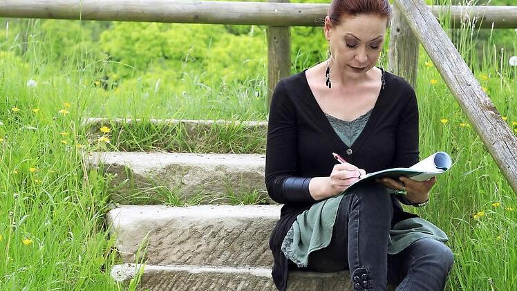 Regisseurin und Schauspielerin Heidemarie Wellmann nutzt die ruhige Umgebung der Festung Rosenberg. Nach den Proben und vor den Aufführungen hat sie ihr ganz persönliches Fleckchen im Grünen zum Durchatmen.  Foto: Mariell Dörrschmidt