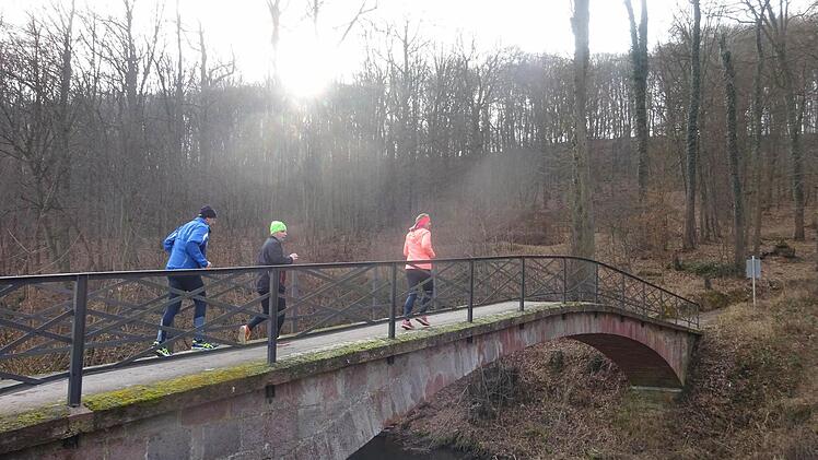 Nach den Wichtelhöhlen geht es direkt am Golfplatz über diese Saalebrücke in Richtung Arnshausen.