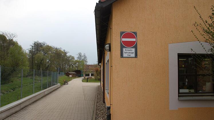Beengt geht es auf dem jetzigen Werkstattgelände zu, das direkt am Main liegt.