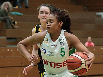 Jamiyah Bethune (vorn) f&uuml;hrte das Bamberger Team in Keltern zum Sieg. Foto: sportpress