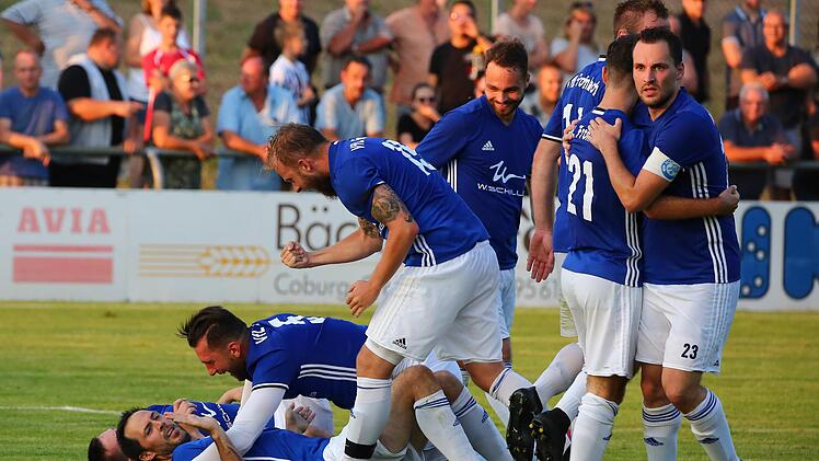 De spätere Pechvogel Simitici war der erste Gratulant nach Renks Treffer zum 2:1 für Frohnlach.