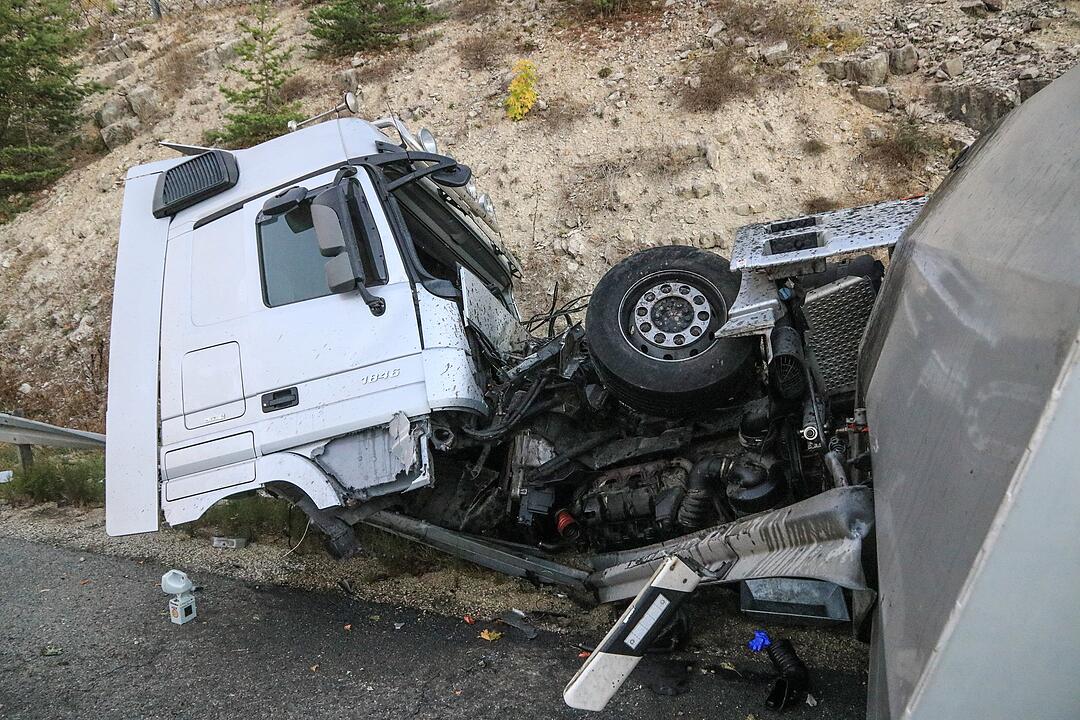 Gegen Felswand gekracht und aus Fahrzeug geschleudert
