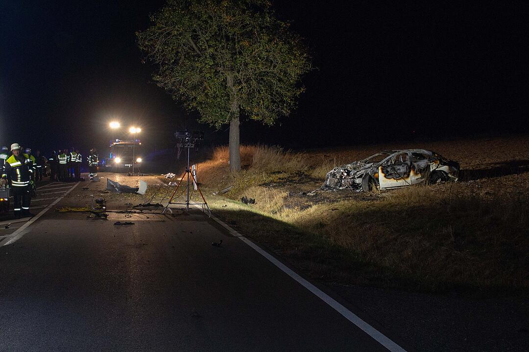 Tödlicher Unfall im Kreis Ansbach: Junge Autofahrerin prallt gegen Baum und stirbt - Auto geht in Flammen auf