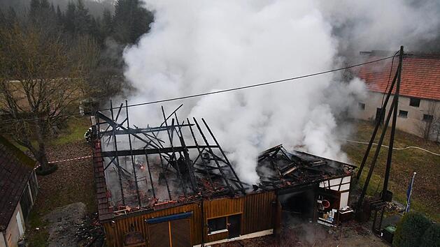 In Hiltpoltstein brannte eine Scheune komplett aus. Der Bewohner konnte sich noch retten. Foto: NEWS5 / Bauernfeind