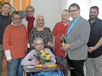 Anna Than (sitzend) im Kreis der Gratulanten  Foto: Klaus Rössner
