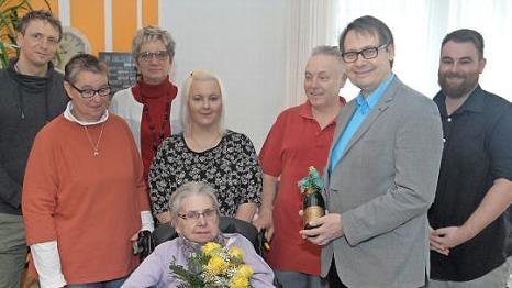 Anna Than (sitzend) im Kreis der Gratulanten  Foto: Klaus Rössner