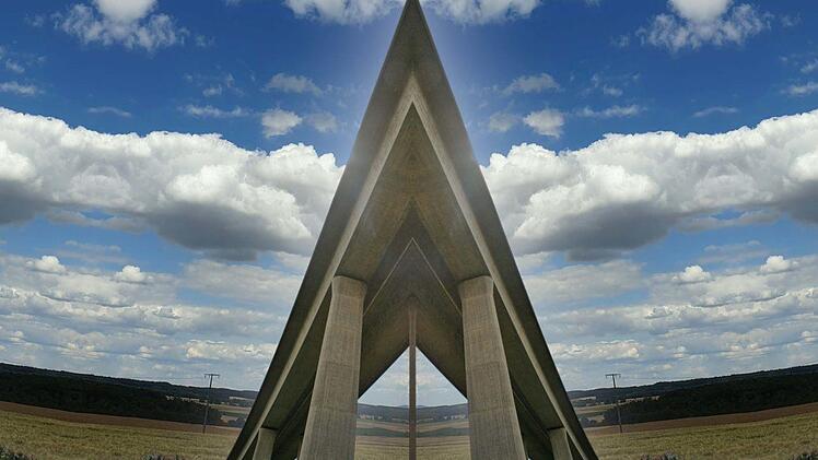 Zum futuristischen Architekturobjekt wird per Kaleidoskop-Software die  Autobahnbrücke. Foto: Dieter Britz