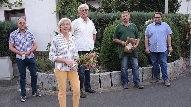 Der neue Vorstand Lothar N&uuml;rnberger (2. Vorsitzender) und Brigitte Mathes (1. Vorsitzende) sowie der Vorsitzende des Kreisverbands f&uuml;r Gartenbau und Landespflege Bad Kissingen, Markus Stockmann, bedanken sich bei den ausscheidenden Vorstandsmitgliedern Reimar Gl&uuml;ckler und Kurt Heid.