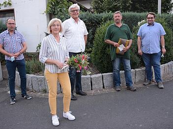 Der neue Vorstand Lothar Nürnberger (2. Vorsitzender) und Brigitte Mathes (1. Vorsitzende) sowie der Vorsitzende des Kreisverbands für Gartenbau und Landespflege Bad Kissingen, Markus Stockmann, bedanken sich bei den ausscheidenden Vorstandsmitgliedern Reimar Glückler und Kurt Heid.