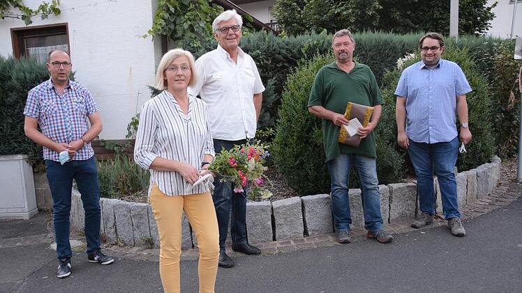 Der neue Vorstand Lothar Nürnberger (2. Vorsitzender) und Brigitte Mathes (1. Vorsitzende) sowie der Vorsitzende des Kreisverbands für Gartenbau und Landespflege Bad Kissingen, Markus Stockmann, bedanken sich bei den ausscheidenden Vorstandsmitgliedern Reimar Glückler und Kurt Heid.