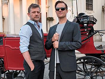 Der blinde Ermittler Haller (Philipp Hochmair, rechts) wird Zeuge eines Mords und hilft der Wiener Kripo herauszufinden, wer einen Bankier vergiftet hat. Sein Freund und Chauffeur Niko (Andreas Guenther) unterstützt ihn dabei - er geht unter die Fiaker, um einen raffiniert getarnten Ring von Drogenkurieren auszuspionieren.