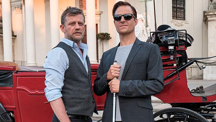 Der blinde Ermittler Haller (Philipp Hochmair, rechts) wird Zeuge eines Mords und hilft der Wiener Kripo herauszufinden, wer einen Bankier vergiftet hat. Sein Freund und Chauffeur Niko (Andreas Guenther) unterstützt ihn dabei - er geht unter die Fiaker, um einen raffiniert getarnten Ring von Drogenkurieren auszuspionieren.
