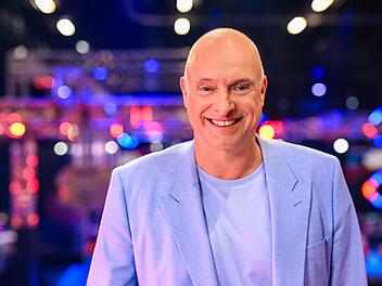 Für viele deutsche Basketball-Fans ist Reporter Frank Buschmann Kult. Inzwischen in Sky-Diensten, kehrt er für die Euro 2025 an den Basketball-Court zurück.