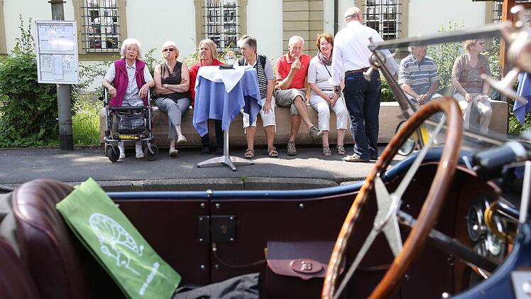 Da kommt Otto Normalverdiener aus dem Staunen nicht mehr heraus: In Reih' und Glied parkten die hochglanzpolierten Bugattis auf dem Ebracher Marktplatz. Fotos: Matthias Hoch