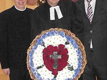 Gratuliert wurde Pfarrer Christoph Teille (Bildmitte) zu seiner Übernahme in den Dienst der Bayerischen Landeskirche durch Dekanin Dorothea Richter und den Vertrauensmann des Kirchenvorstands Hummendorf, Stefan Leppert.  Foto: Dieter Wolf
