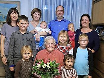 Maria Wolfrum (M.) im Kreis ihrer Enkel und Urenkel  Foto: Franz Galster