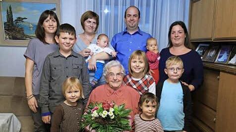 Maria Wolfrum (M.) im Kreis ihrer Enkel und Urenkel  Foto: Franz Galster