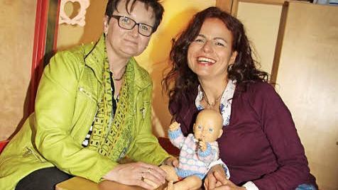 Kindergartenleiterin Elfriede Amschler (links) kannte Anja Maier als kleines Kind - Amschler war damals in der Kindertagesstätte sozialpädagogische Praktikantin.