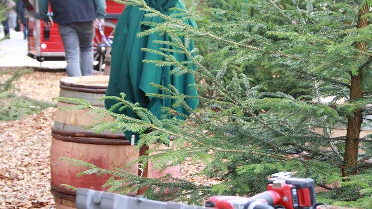 Der neue Abschnitt des Weihnachtsmarktes ist aufgebaut. 30 Kubikmeter Hackschnitzel wurden für den "Winterwald" aufgeschüttet. Florian Griebel, der Betreiber, freut sich schon vor der Eröffnung über positive Reaktionen auf das neue Areal. Derweil sorgt der Rettungsweg für Diskussionen. Foto: Carmen Schmitt
