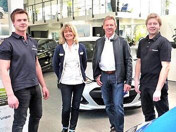 Bei der Familie Förster dreht sich nicht alles um das Auto, aber vieles. Von links: Sohn Sebastian, Jutta und Matthias Förster sowie Sohn Florian.