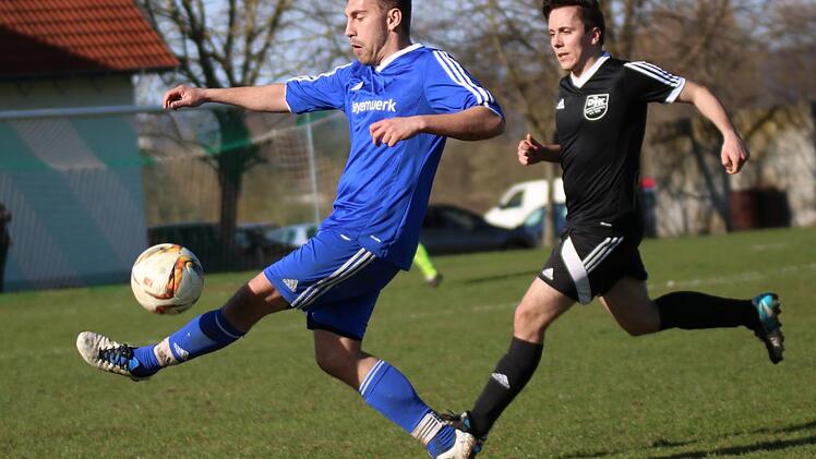 Die DJK Pautzfeld (schwarze Trikots) setzte sich in der A-Klasse 3 gegen die SpVgg Muggendorf in einem mäßigen Spiel mit 2:0 durch und darf weiter vom Aufstieg in die Kreisklasse träumen.  Fotos: Matthias Hofmann