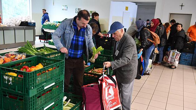 Vor ihren Einkauf ziehen die Kunden Nummern f&uuml;r die Einlass-Reihenfolge in den Ausgabe-Raum.  Fotos: Ronald Rinklef