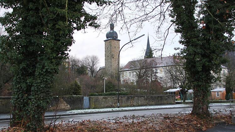Eine neue Ansicht in Zeil: Am Tuchanger-Sportgelände wurde die Grünanlage kräftig ausgelichtet. Das Buschwerk ist verschwunden und somit eröffnet sich der neue Blick auf Stadtturm und Finanzamt mit dem Turm der Pfarrkirche Sankt Michael dahinter.  Klaus Schmitt