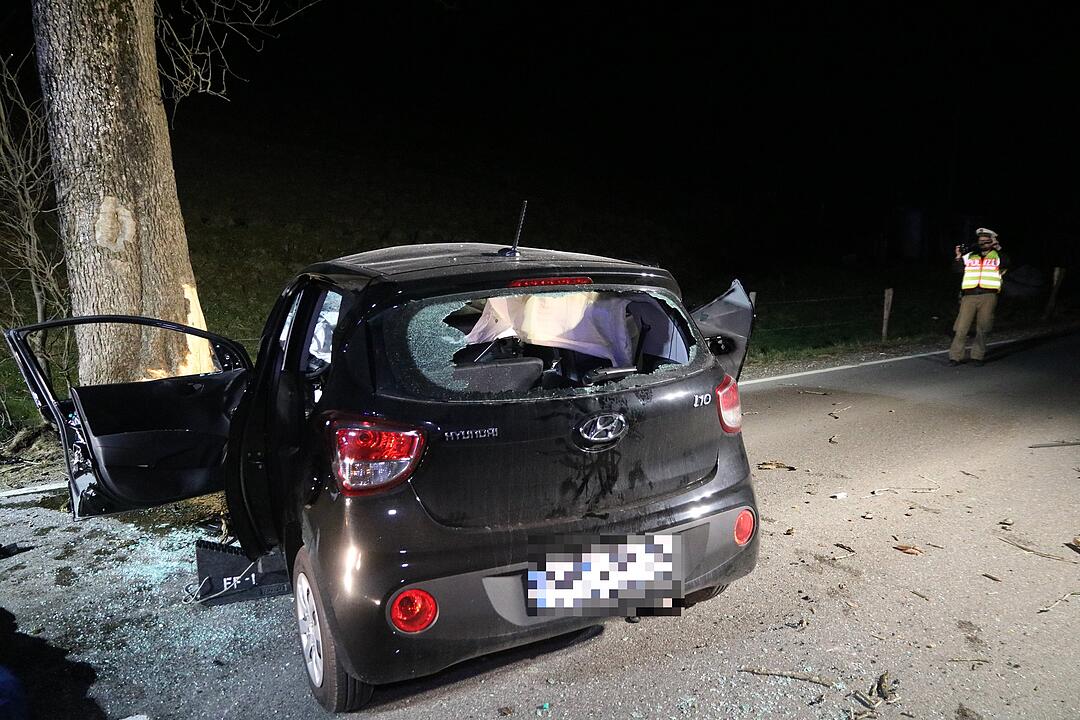19-Jähriger aus dem Landkreis Fürth prallt mit Auto gegen Baum und stirbt