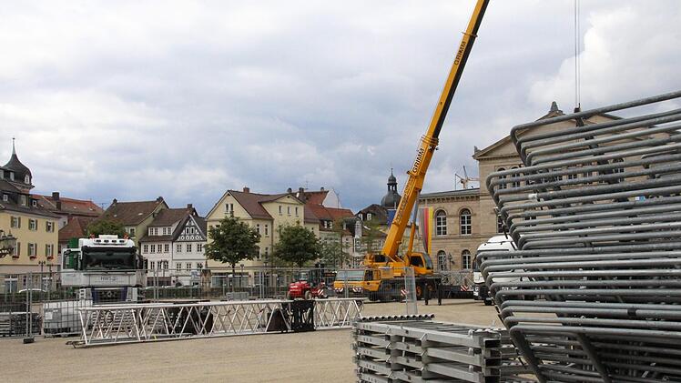 Neben der Bühne müssen auch Absperrungen aufgebaut werden, die bald den ganzen Schlossplatz einzäunen werden. Insgesamt arbeiten 16 Personen am Aufbau.Foto: Svenja Sollmann