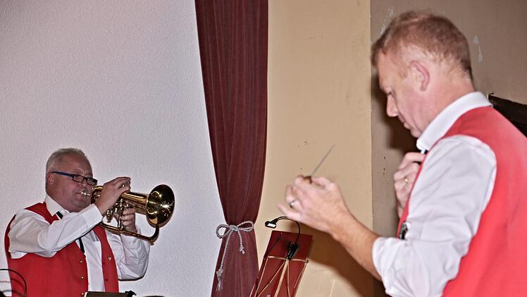 Peter Seifert (links) als Solist bei den "Flammenden Herzen" mit seinem Flügelhorn. Rechts der Dirigent der Weisachtaler, Dimitry Braudo. Foto: Helmut Will