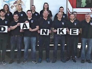 Die Feuerwehrleute um Initiator Tobias Sandel (vorne 5. v. l.) danken allen Spendern. Foto: Johanna Blum