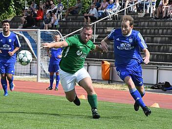Dem Aufsteiger die Grenzen aufgezeigt hat der TSV Münnerstadt mit dem 2:0-Erfolg vor heimischer Kulisse: Auf unserem Bild lässt TSV-ler Sebastian Blank (rechts) den Hirschfelder Artur Kalus nicht aus den Augen. Foto: Hopf