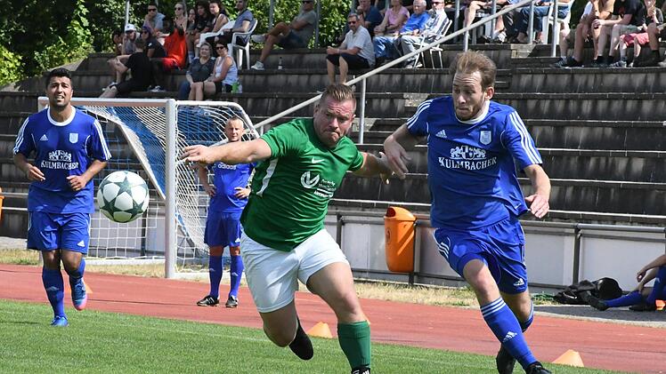 Dem Aufsteiger die Grenzen aufgezeigt hat der TSV Münnerstadt mit dem 2:0-Erfolg vor heimischer Kulisse: Auf unserem Bild lässt TSV-ler Sebastian Blank (rechts) den Hirschfelder Artur Kalus nicht aus den Augen. Foto: Hopf