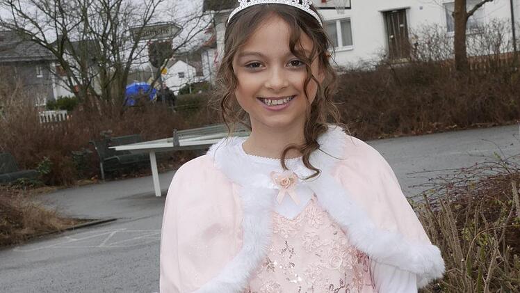 Kinderprinzessin Luna I. spitzt um die Ecke.