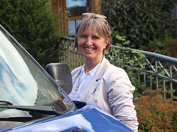 Bürgermeisterin Ruth Frank mit ihrem "Dienstwagen", einem VW T4, Baujahr 1999, vor dem Breitbrunner Gemeindezentrum  Fotos: Eckehard Kiesewetter
