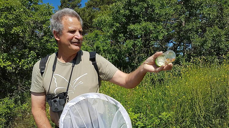Oskar Jungklaus kartiert seit Jahren das Vorkommen von Tag- und Nachtfaltern im Landkreis. Foto: Elisabeth Assmann