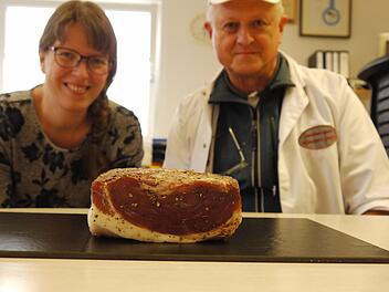 Silvia Kleinhenz und ihr Vater Richard mit einem der ersten Exemplare des Rhöner Schinkens. Foto: Rebecca Vogt