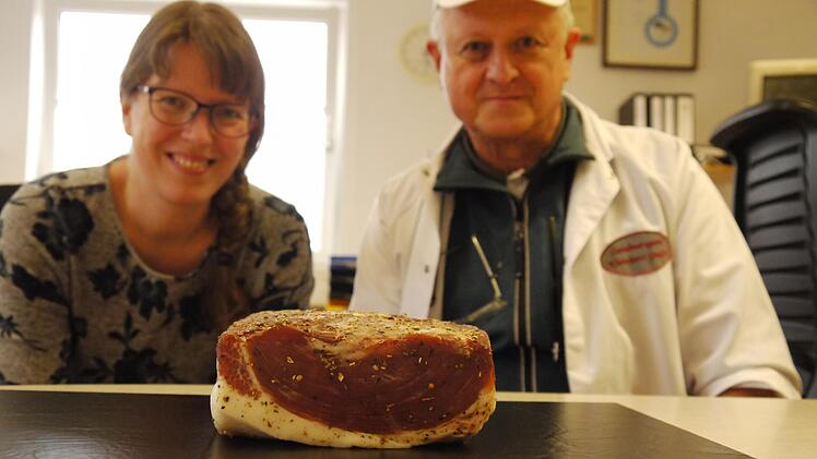 Silvia Kleinhenz und ihr Vater Richard mit einem der ersten Exemplare des Rhöner Schinkens. Foto: Rebecca Vogt