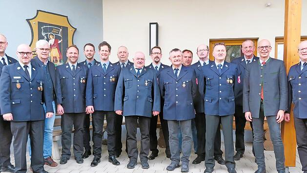 In Unterbrunn versammelte sich viel Prominenz: Kreisbrandmeister und -inspektoren, Kreisbrandrat, B&uuml;rgermeister und auch der Landrat begl&uuml;ckw&uuml;nschten die Kameraden zu der besonderen Ehrung und bedankten sich f&uuml;r ihre Arbeit.