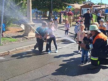 Bei der Brandschutz&uuml;bung im Sch&ouml;nbrunner Kindergarten durften die Kinder mit Feuerwehrschl&auml;uchen das L&ouml;schen &uuml;ben.