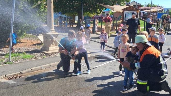 Bei der Brandschutz&uuml;bung im Sch&ouml;nbrunner Kindergarten durften die Kinder mit Feuerwehrschl&auml;uchen das L&ouml;schen &uuml;ben.
