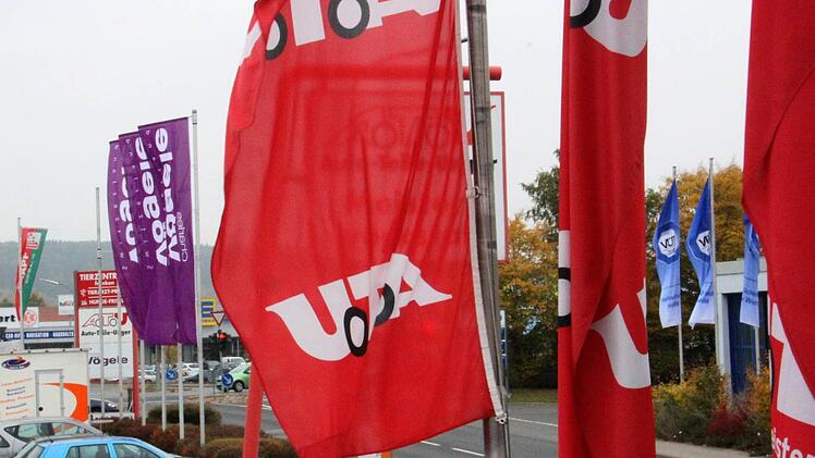 Das "Fahnenmeer" rings um die  Hafenstraße in Forchheim-Süd stößt manchen sauer auf. Foto: Hofbauer