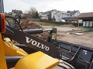 Wenn die Baumaschinen und Arbeiter abgezogen sind, wird das Auraer Freibad über eine eigene Stromversorgung verfügen. Foto: Gerd Schaar