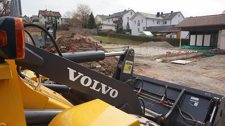 Wenn die Baumaschinen und Arbeiter abgezogen sind, wird das Auraer Freibad über eine eigene Stromversorgung verfügen. Foto: Gerd Schaar